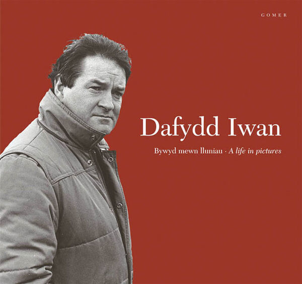 A picture of 'Dafydd Iwan - Bywyd Mewn Lluniau / A Life in Pictures' 
                              by 
